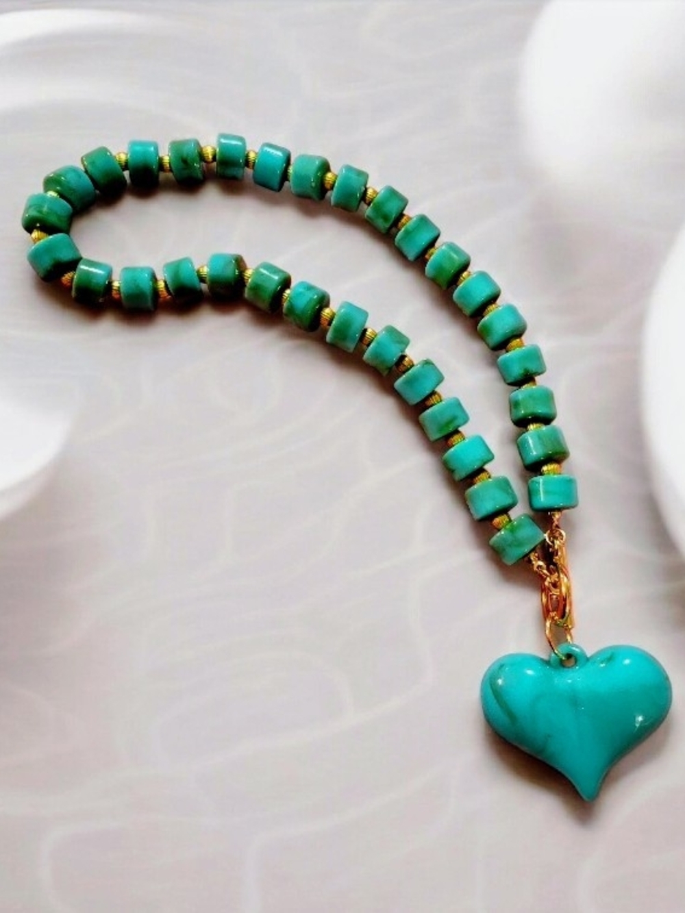 Fashion Acrylic PMMA Material Teal Heart Choker Necklace 15.7-inch for Women